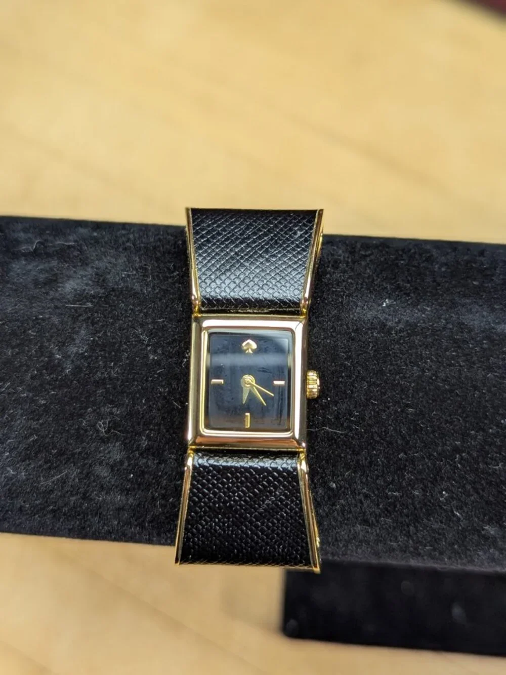 Kate Spade New York Kenmare Bow Watch – Black Saffiano Leather – Gold Tone – Run